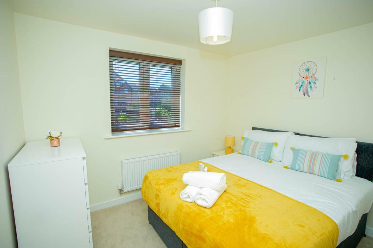 Lake View Apartment Northampton Bagian luar foto