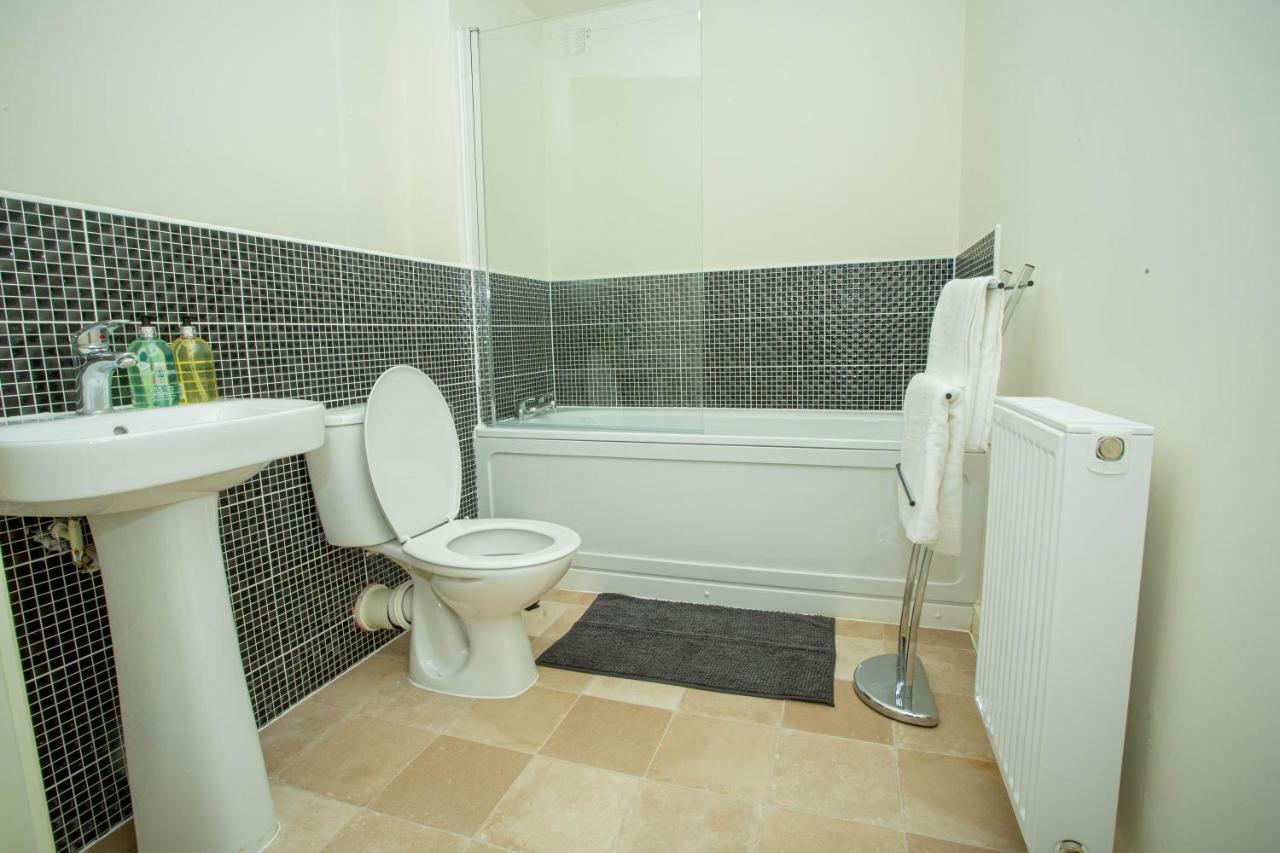 Lake View Apartment Northampton Bagian luar foto